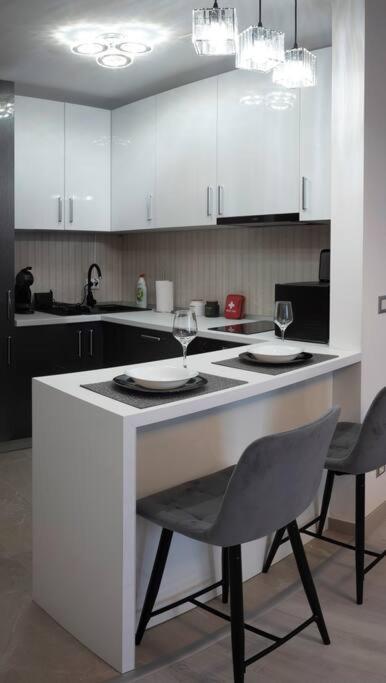 Luxury 2 Bedroom Apartment Бухарест Экстерьер фото